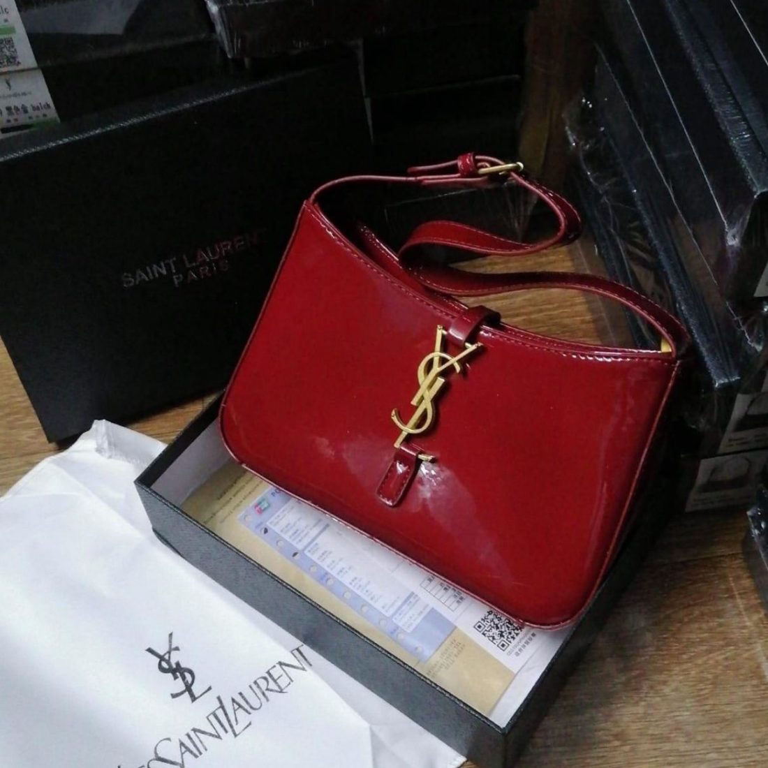 شنطة بإلهام من إيف سان لوران